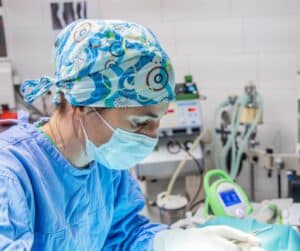 Tzt. Elisabeth Helm bei einer Operation